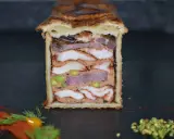 Pâté en croûte aux multiples couches de viandes, pistaches et gelée. Une œuvre d'art culinaire digne de la recette du meilleur pâté en croûte du monde.