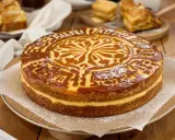 Un délicieux gâteau basque à la crème pâtissière, nappé de caramel et saupoudré de sucre glace.