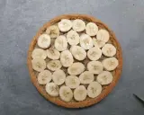 Tarte banoffee origine : rondelle de bananes sur une pâte sablée, prête à être dégustée.