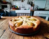Gâteau aux poires cuites, une recette de grand-mère réconfortante. Les poires fondantes sont nichées dans une pâte dorée.