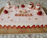 Fraisier rectangulaire pour 20 personnes, décoré d'un bébé endormi, de chaussons roses et du prénom "Anaële".