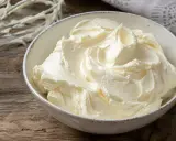 Un bol rempli de crème au beurre professionnelle, onctueuse et aérienne, prête à être utilisée pour des décorations pâtissières.