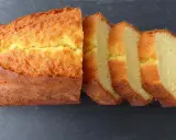 Un quatre-quarts breton, doré et moelleux, coupé en tranches sur fond sombre. Parfait pour une recette simple et gourmande.