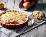 Un délicieux crumble aux pommes, avec sa pâte à crumble croustillante dorée, prêt à être dégusté.