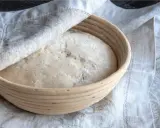 Pâte à pain dans un banneton, prête à lever. Trop de levure dans le pain peut entraîner des conséquences indésirables sur la texture et le goût.