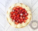 Tarte aux fruits rouges et crème diplomate framboise, décorée de fraises, framboises et zestes de citron vert.