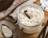 Un pot de riz au lait crémeux, parfumé à la vanille, prêt à être dégusté. Le riz pour riz au lait est ici sublimé.