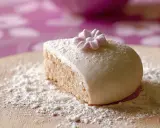 Gâteau recouvert de pâte à sucre, saupoudré de sucre glace. Une petite fleur en pâte à sucre décore le dessus. Parfait pour une recette de pâte à sucre.