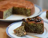 Tranche de gâteau pavot allemand, généreusement nappée de chocolat noir. Un délice à savourer.