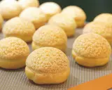 Une rangée de craquelins choux dorés et croustillants, prêts à être dégustés.