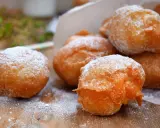 Des pets de none dorés et saupoudrés de sucre glace, prêts à être dégustés. Un délice croustillant et moelleux.