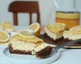 Tranches de cheesecake citron, garnies de rondelles de citron frais, sur une assiette blanche.