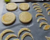 Sur une plaque, des disques de pâte feuilletée prêts à cuire, certains en forme de croissant, pour une délicieuse croute vol au vent.