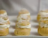 Petits choux garnis de crème fouettée, saupoudrés de sucre glace. La cuisson des choux est parfaite, dorée et légère.
