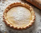 Tarte à la pâte feuilletée cuite à blanc, saupoudrée de sucre glace. Le temps de cuisson est parfait pour cette croûte dorée.