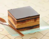 Un délicieux gâteau Opéra, une recette facile à réaliser, avec ses couches de biscuit, de crème au café et de ganache au chocolat.