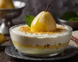 Délicieuse mousse à la poire sans gélatine, garnie d'une poire pochée et de miettes croustillantes. Un dessert léger et fruité.