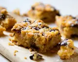 Délicieux crumble chocolat, avec sa pâte dorée et ses éclats de chocolat noir, saupoudré de sucre glace. Un vrai délice !
