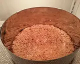 Fond de gâteau croustillant sans cuisson, une texture gourmande de chocolat et de riz soufflé dans un cercle à pâtisserie.
