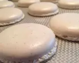 Douceurs délicates : des macarons meringue française blancs, parfaits et prêts à être dégustés.