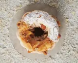 Un Paris-Brest aérien, garni d'une crème onctueuse et décoré d'amandes effilées. Le praliné pour Paris-Brest est ici sublimé.
