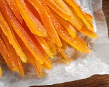 Bâtonnets d'oranges confites, une recette rapide pour un délice sucré et acidulé.