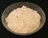 Crème d'amande onctueuse dans un bol en verre texturé, prête à être dégustée.
