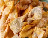 Des merveilles bien gonflées, dorées et saupoudrées de sucre glace, prêtes à être dégustées. Un délice croustillant !