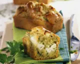 Un délicieux cake de Sophie aux courgettes et feta, garni de morceaux généreux de fromage.