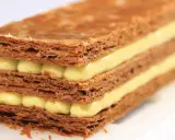 Un délicieux mille feuilles croustillant avec une crème pâtissière onctueuse.