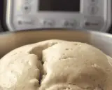Pâte à pain gonflée dans un bol, prête pour le temps de pétrissage du pain au robot.