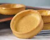 Des fonds de tartelettes dorés, prêts pour une recette pâte sucrée. Parfaits pour des desserts gourmands.