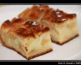 Trois parts de gâteau moelleux sans oeuf aux pommes, saupoudrées de sucre glace, sur une assiette blanche.