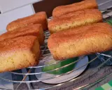 Six financiers dorés, des quatre quarts sans œuf, refroidissent sur une grille.