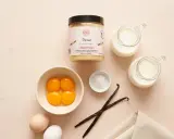 Ingrédients pour une recette turbine à glace : jaunes d'œufs, lait, vanille en poudre, gousses de vanille, sel.