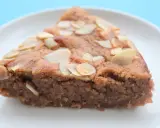 Tranche de gâteau aux amandes, parfaite pour une recette marron gourmande.