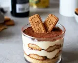 Un tiramisu spéculoos gourmand, prêt à être dégusté. Une recette facile pour un dessert parfait.