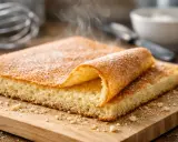 Biscuit Joconde moelleux, saupoudré de sucre glace. Parfait pour une recette biscuit Joconde facile et rapide.