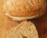 Un pain artisanal, avec une croûte dorée et une mie aérée, parfait pour apprendre comment obtenir un pain très alvéolé.