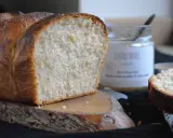 Une belle brioche au levain avec une mie filante, prête à être tartinée de miel.