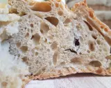 Gros trous dans le pain : astuces pour les éviter. La mie aérée et irrégulière d'une tranche de pain au levain.