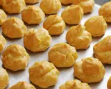 Une fournée de **meilleur choux à la crème** dorés et prêts à être garnir. Parfait pour un dessert gourmand.
