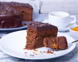 Une part de Sachertorte, parfaite pour une recette gourmande, avec sa ganache au chocolat et sa confiture d'abricots.