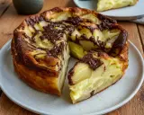 Un clafoutis aux pommes et chocolat, une recette clafoutis moelleux qui invite à la gourmandise. Une part est déjà servie.