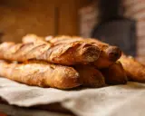Baguettes dorées, croustillantes, prêtes à être dégustées. La température cuisson pain parfaite pour un goût authentique.