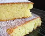 Tranches de gâteau moelleux à la pâte d'amande, saupoudrées de sucre glace.