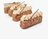 Délicieux entremets chocolat praliné, recouverts de noisettes croquantes et surmontés d'une crème onctueuse.