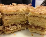 Gâteau feuilleté aux 2000 feuilles, une création gourmande de Pierre Hermé, aux couches croustillantes et à la crème onctueuse.