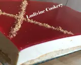 Un délicieux bavarois vanille avec un glaçage rouge vif et une touche croquante de miettes. Parfait pour une occasion spéciale !