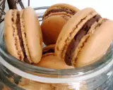 Délicieux macarons à la ganache chocolat, prêts à être dégustés dans un bocal en verre.